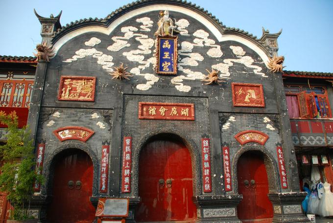 此人曾是“洪帮”二把手,去世后9万人送葬,出动数十万警察维稳