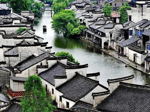 目前市场上食品X和衣服Y的价格分配为5元和10元，李明准备用55元购买食品和衣服，效用满足如下表：游戏画面